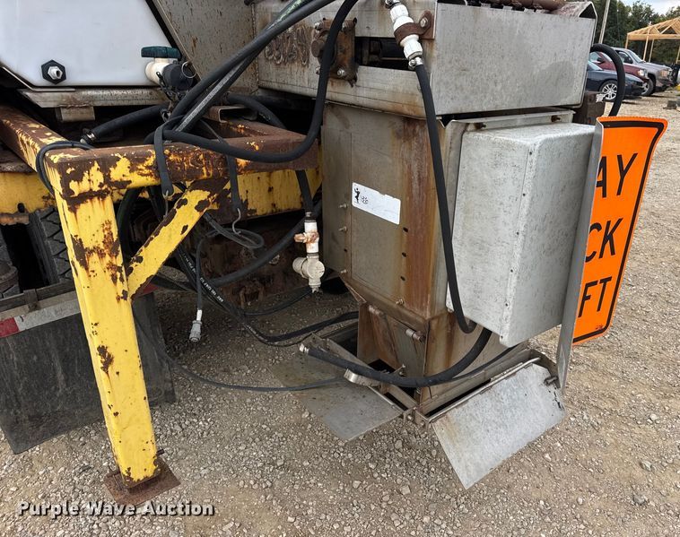 image for item DO2268 2000 International 4900 dump truck