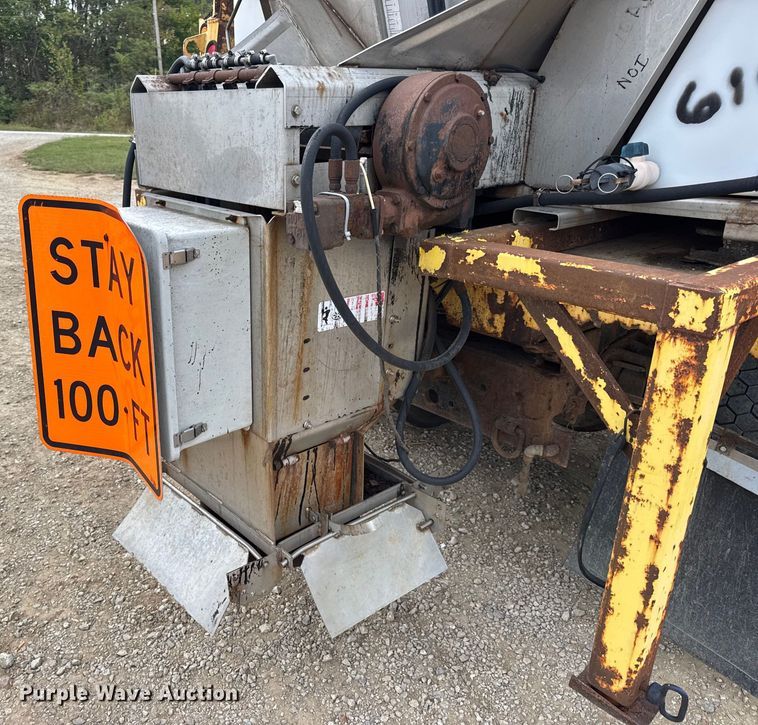 image for item DO2268 2000 International 4900 dump truck