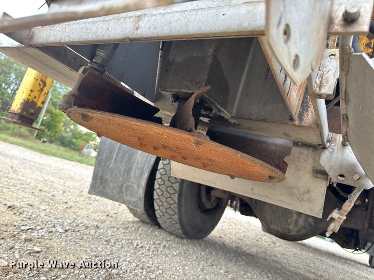 image for item DO2268 2000 International 4900 dump truck