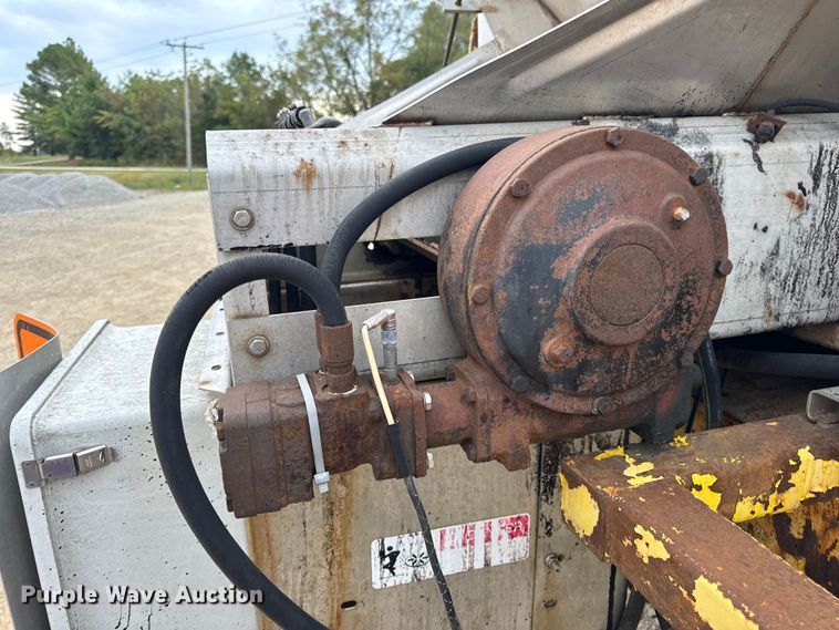 image for item DO2268 2000 International 4900 dump truck