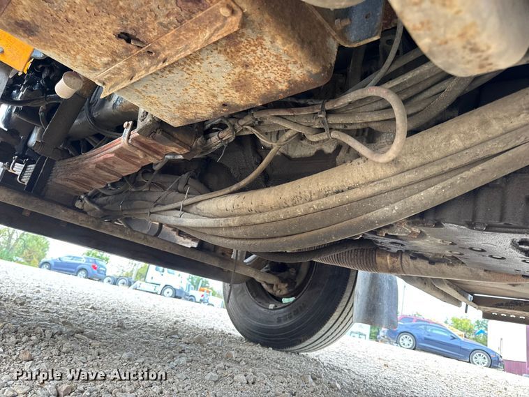 image for item DO2268 2000 International 4900 dump truck