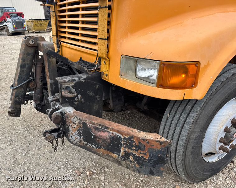 image for item DO2268 2000 International 4900 dump truck