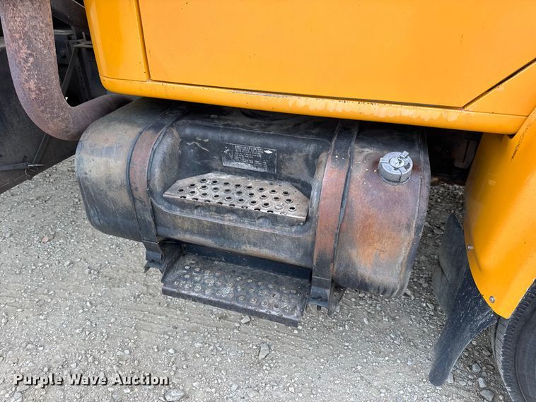 image for item DO2268 2000 International 4900 dump truck