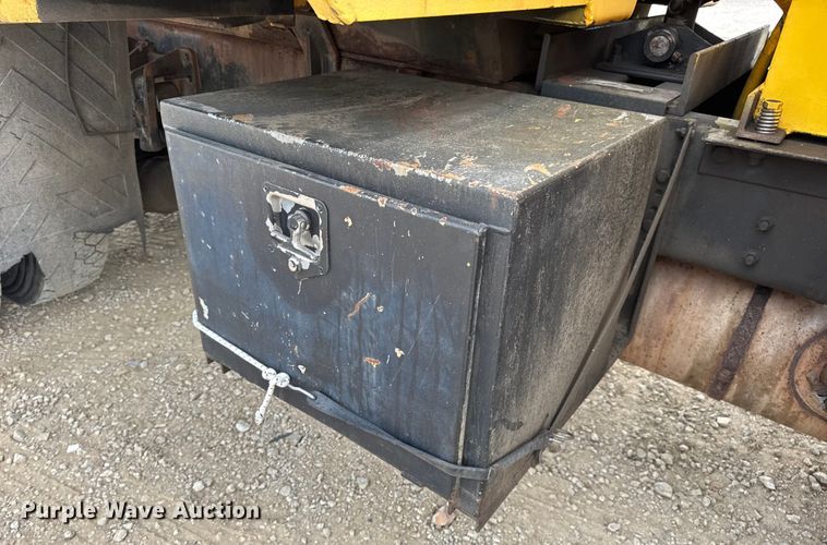 image for item DO2268 2000 International 4900 dump truck