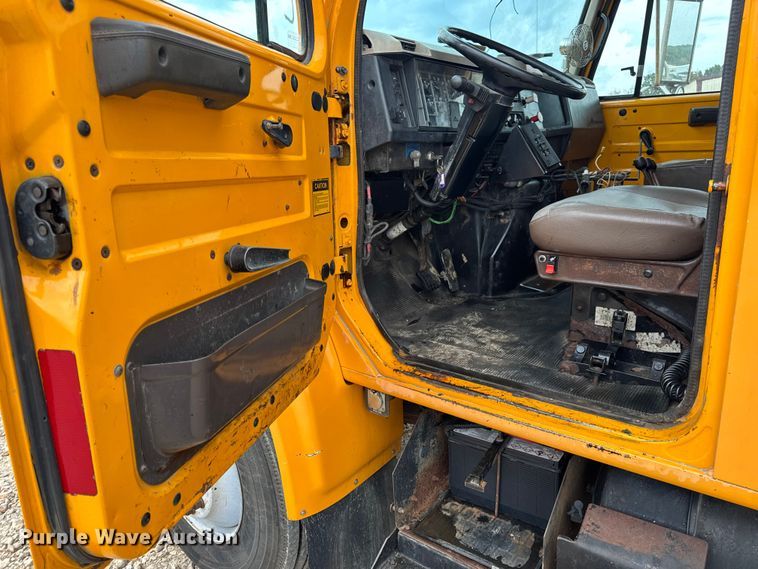 image for item DO2268 2000 International 4900 dump truck