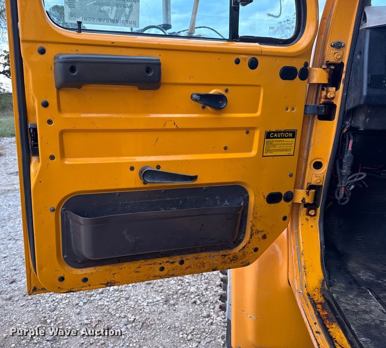 image for item DO2268 2000 International 4900 dump truck