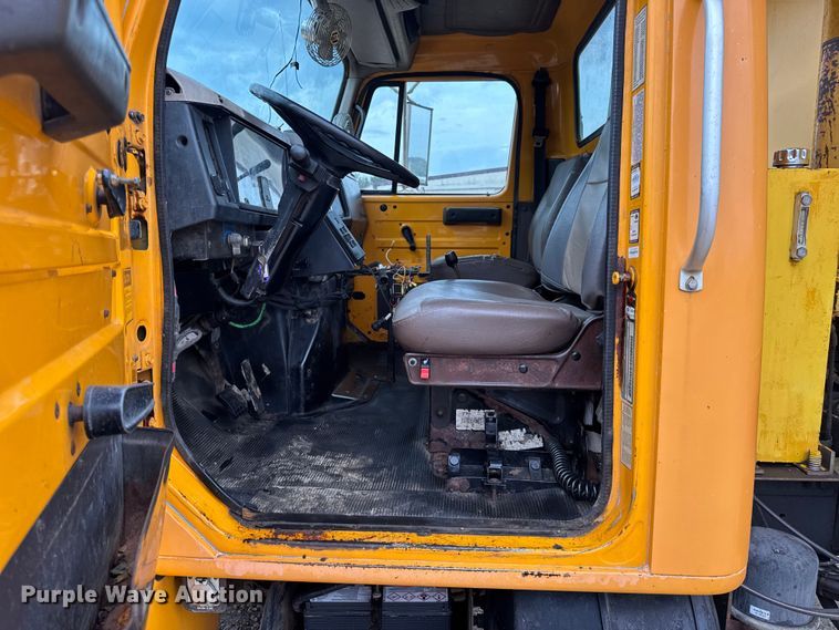 image for item DO2268 2000 International 4900 dump truck