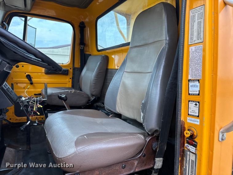 image for item DO2268 2000 International 4900 dump truck