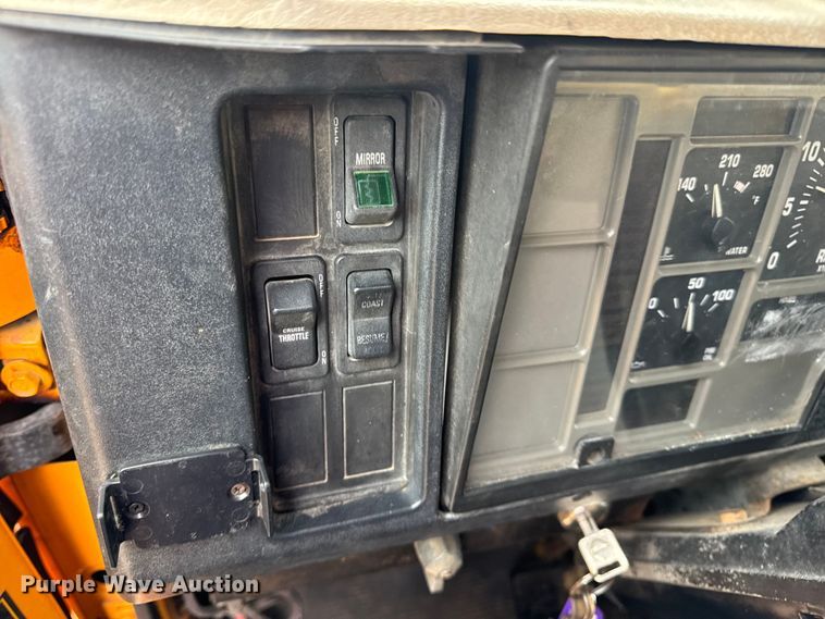 image for item DO2268 2000 International 4900 dump truck