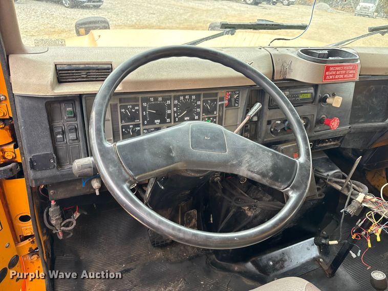 image for item DO2268 2000 International 4900 dump truck