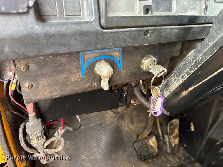 image for item DO2268 2000 International 4900 dump truck