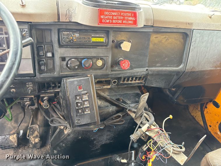 image for item DO2268 2000 International 4900 dump truck