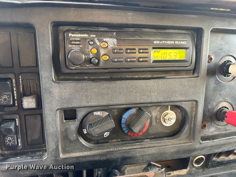 image for item DO2268 2000 International 4900 dump truck