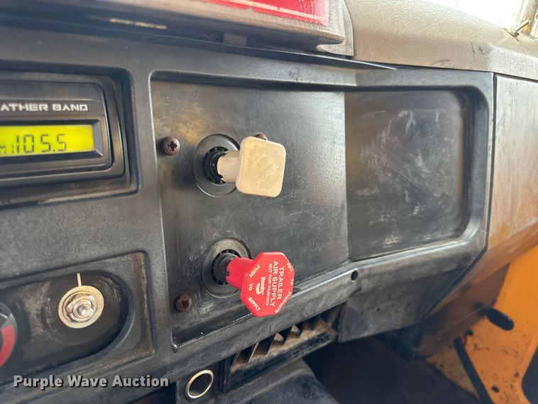 image for item DO2268 2000 International 4900 dump truck