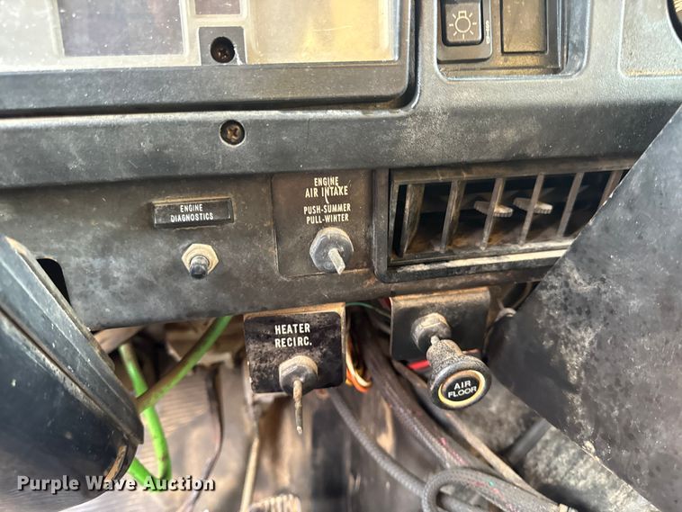 image for item DO2268 2000 International 4900 dump truck