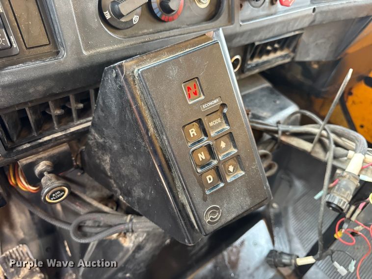 image for item DO2268 2000 International 4900 dump truck