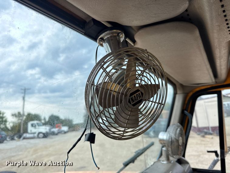 image for item DO2268 2000 International 4900 dump truck