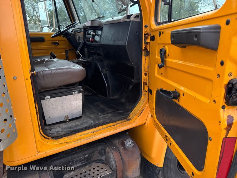 image for item DO2268 2000 International 4900 dump truck