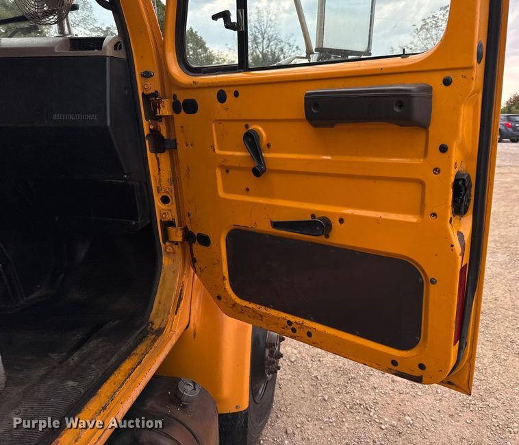 image for item DO2268 2000 International 4900 dump truck