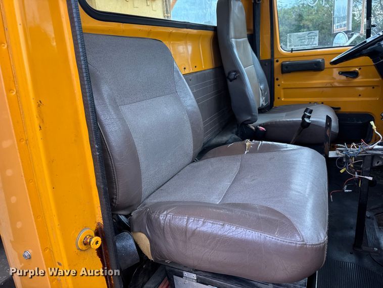 image for item DO2268 2000 International 4900 dump truck