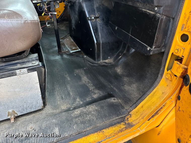 image for item DO2268 2000 International 4900 dump truck