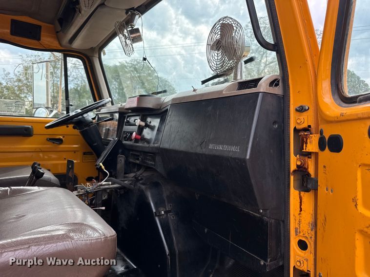 image for item DO2268 2000 International 4900 dump truck