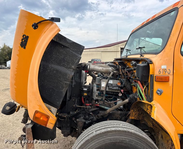 image for item DO2268 2000 International 4900 dump truck