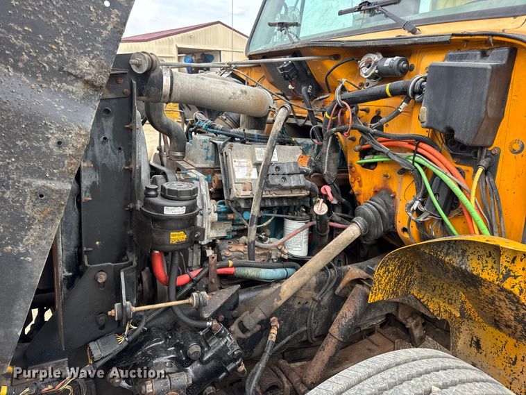 image for item DO2268 2000 International 4900 dump truck