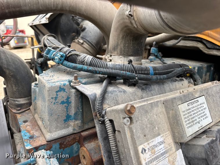 image for item DO2268 2000 International 4900 dump truck