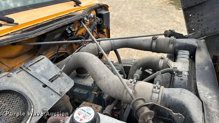 image for item DO2268 2000 International 4900 dump truck