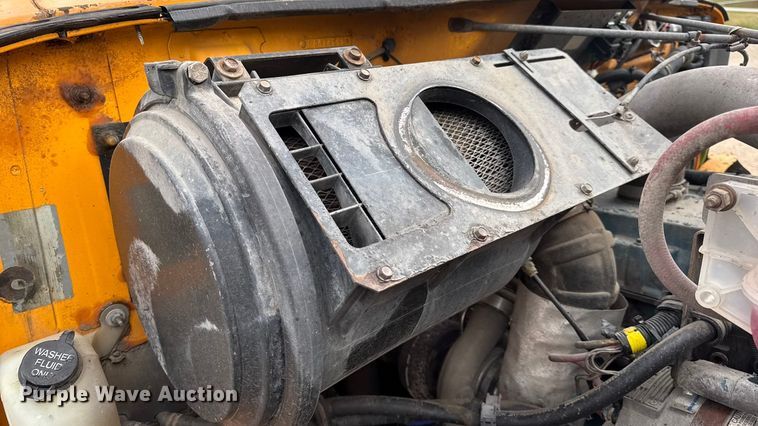 image for item DO2268 2000 International 4900 dump truck