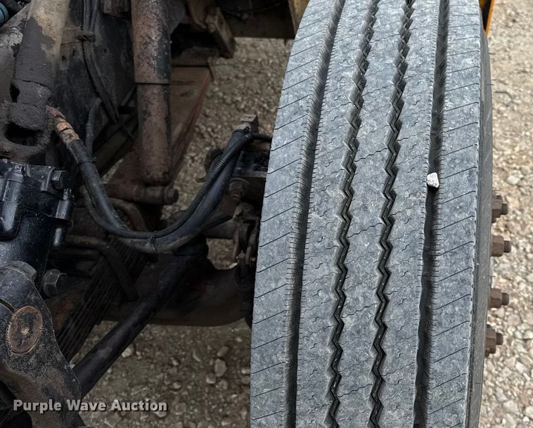 image for item DO2268 2000 International 4900 dump truck