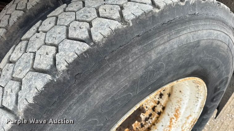 image for item DO2268 2000 International 4900 dump truck