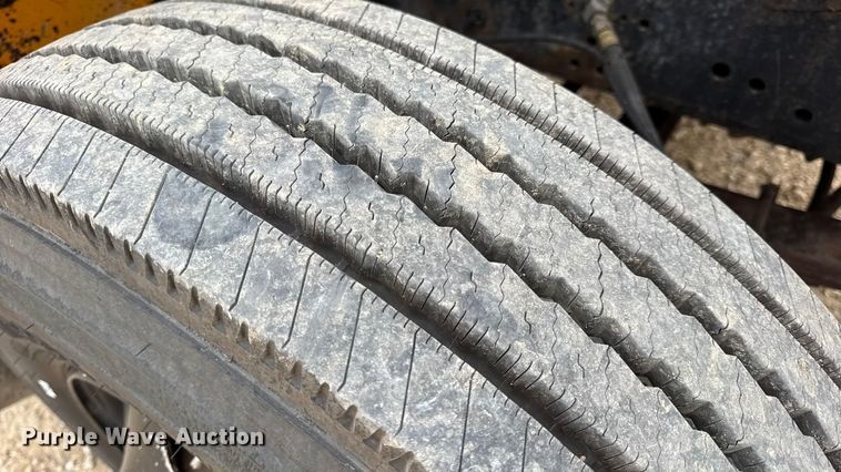 image for item DO2268 2000 International 4900 dump truck