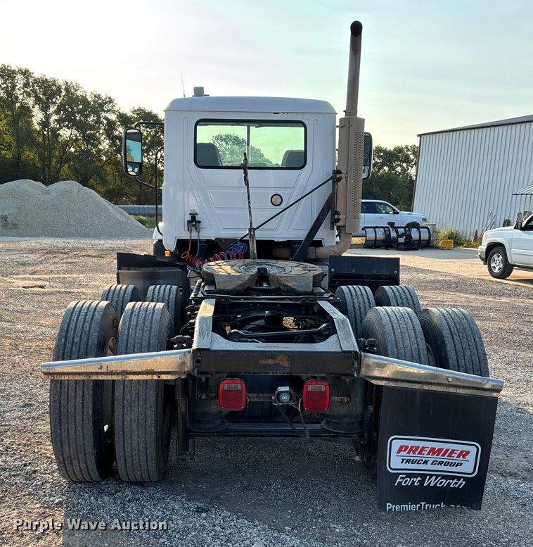 image for item DT4966 2007 Mack 600 semi truck