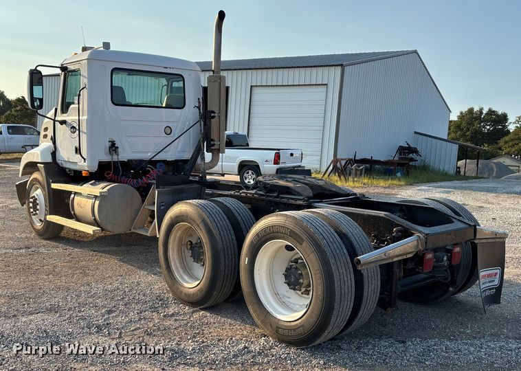 image for item DT4966 2007 Mack 600 semi truck