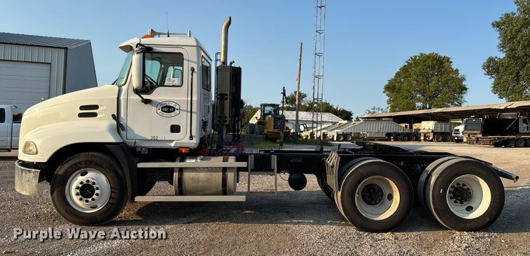 image for item DT4966 2007 Mack 600 semi truck