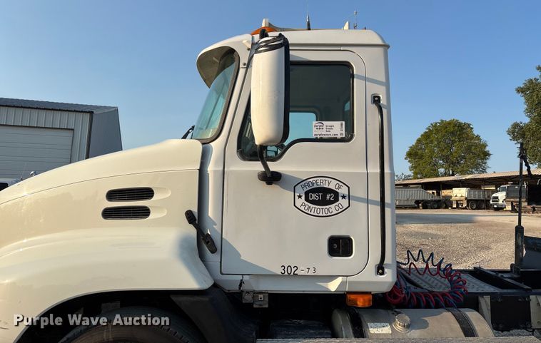 image for item DT4966 2007 Mack 600 semi truck