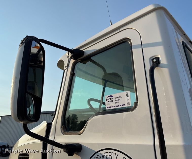 image for item DT4966 2007 Mack 600 semi truck