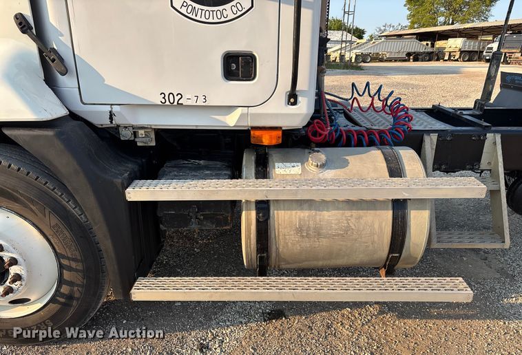 image for item DT4966 2007 Mack 600 semi truck