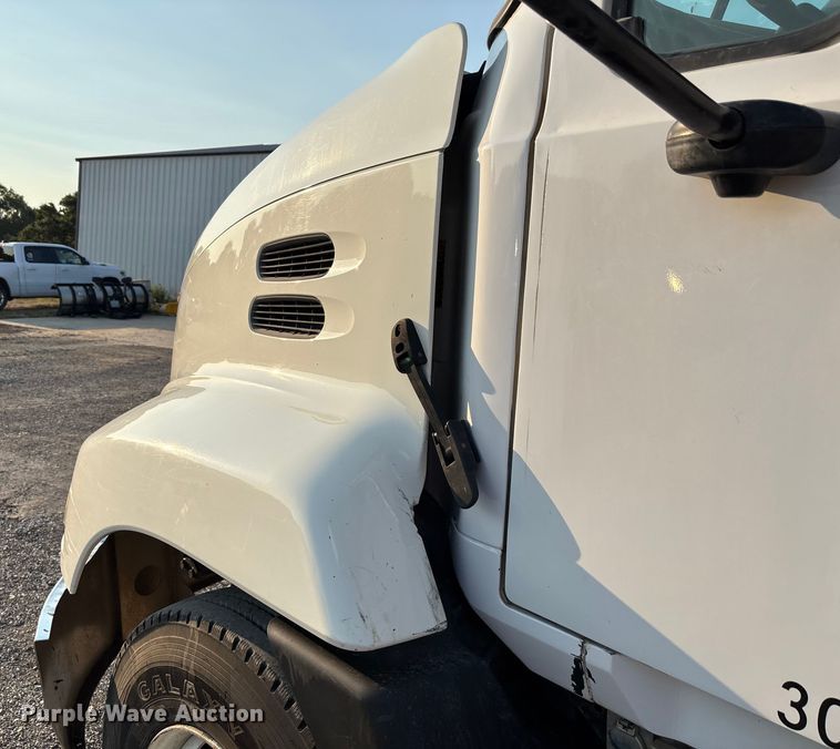 image for item DT4966 2007 Mack 600 semi truck