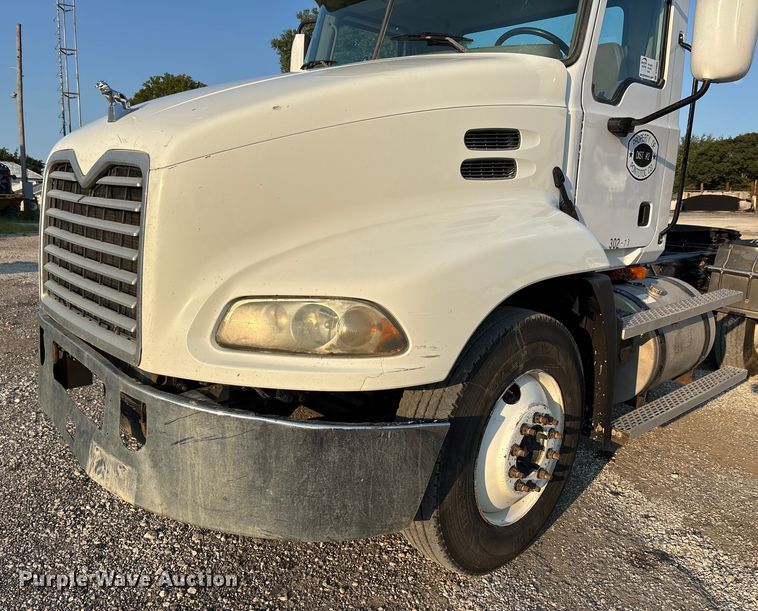 image for item DT4966 2007 Mack 600 semi truck