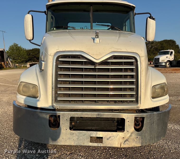 image for item DT4966 2007 Mack 600 semi truck