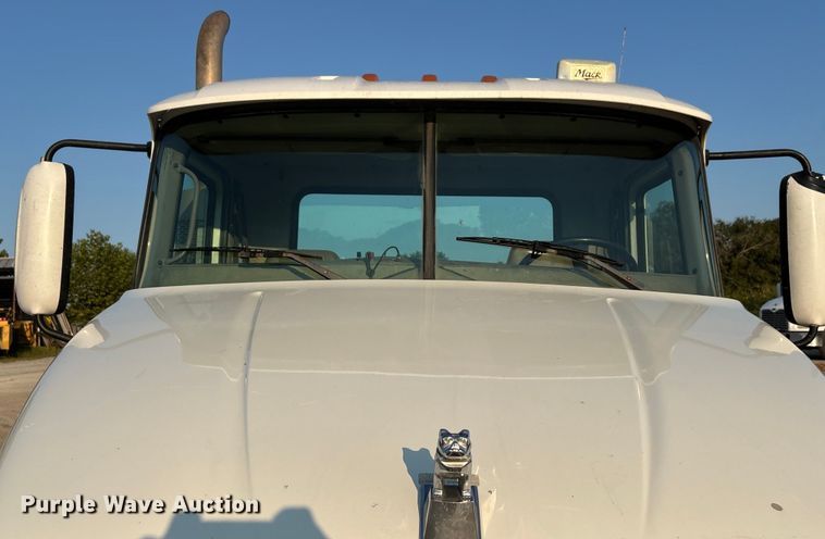 image for item DT4966 2007 Mack 600 semi truck