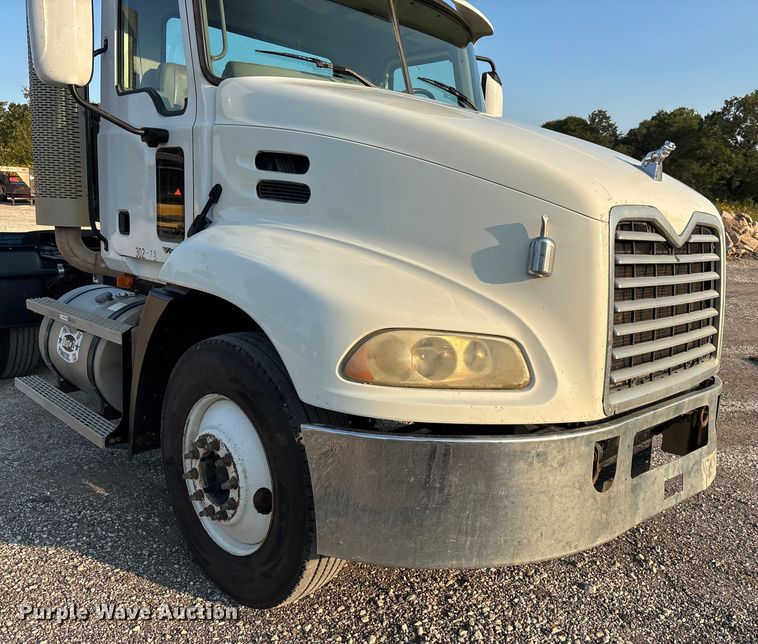 image for item DT4966 2007 Mack 600 semi truck