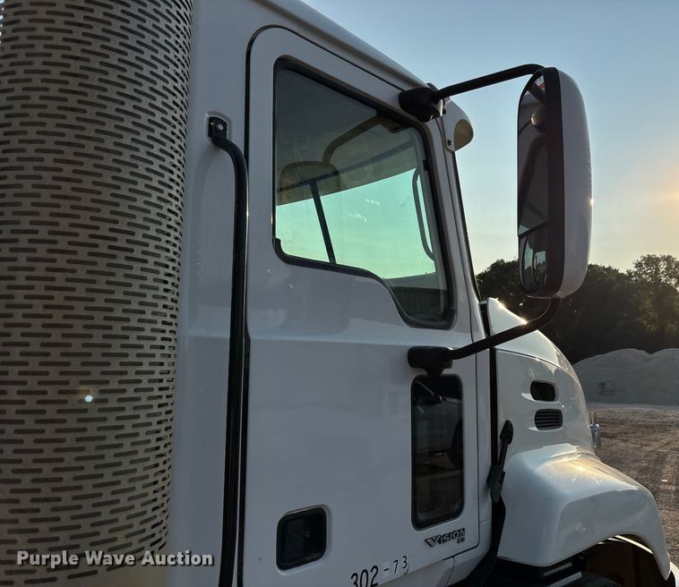 image for item DT4966 2007 Mack 600 semi truck