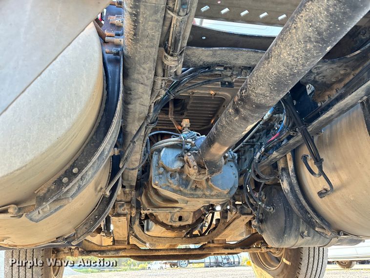 image for item DT4966 2007 Mack 600 semi truck