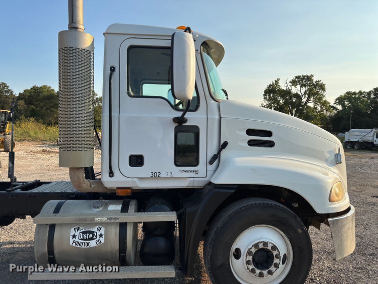 image for item DT4966 2007 Mack 600 semi truck