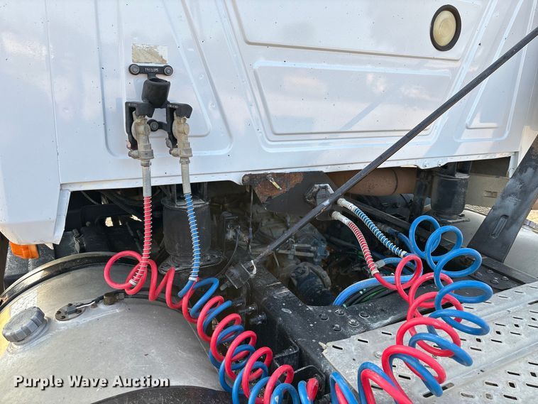 image for item DT4966 2007 Mack 600 semi truck