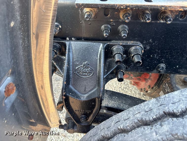 image for item DT4966 2007 Mack 600 semi truck